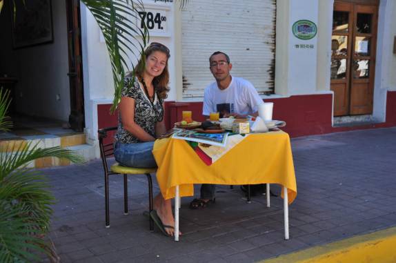 Café da manhã na praça, em Mazatlán, no México
